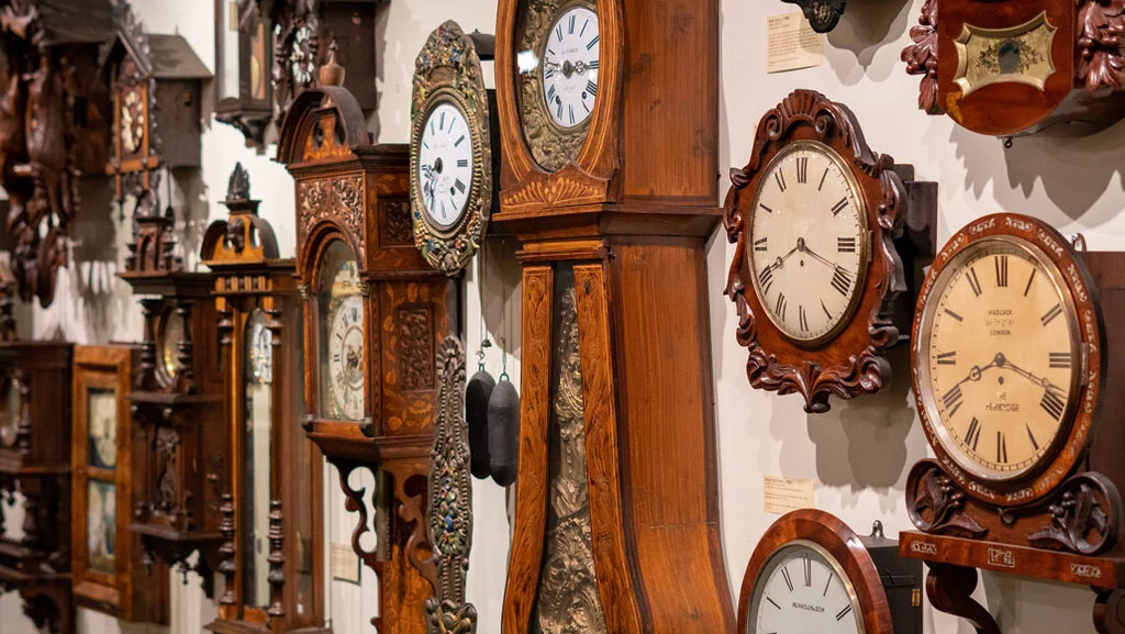 انواع ساعت دیواری های چوبی سلطنتی