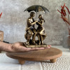 مجسمه عشق زن و مرد با چتر در دست