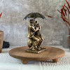 نمای کناری  مجسمه زن و مرد عاشق با چتر