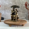 نمای کناری مجسمه زن و مرد عاشق با چتر 2