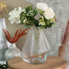 گلدان شیشه ای راه راه مدل آرتمیس بهمراه گل های مصنوعی