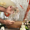  گلدان شیشه ای مدل فلاور در دست قرار گرفته است. 