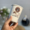 رنگ قهوه‌ای از لیوان سرامیکی طرح استارباکس در دست