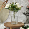 گلدان میراکل با گل‌های مصنوعی رنگ سفید و سبز روی رایزر چوبی