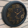 رنگ مشکی از ساعت دیواری تسلا مدل ۲۳ با اعداد و عقربه طلایی رنگ