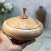 شکلات‌خوری چوبی پایه کوتاه از جنس چوب راش در دست