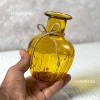 رنگ زرد از گلدان خمره ای در دست نگاه داشته شده است.