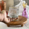  لیوان چرخشی لب طلایی در دست از نمای دور
