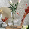 گلدان شیشه ای ماهلین در یک قاب با دو شاخه گل رز مصنوعی