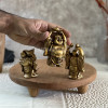 یک عضو از مجسمه 3عضوی بودای خندان در حال حمل طلا در دست نگاه داشته شده است.