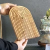 تخته سرو چوبی مدل رنگین کمان در دست قرار گرفته است.