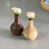 دو رنگ مختلف از گلدان چوبی کوزه‌ای مدل مینیاتوری روی میز قرار دارند.