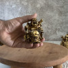 یک عضو از  مجسمه بودای خندان مجموعه ۳ عضوی در دست.
