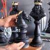 مهره اسب از مجسمه مهره های شطرنج در دست قرار گرفته است