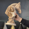 مجسمه اسب و دختر در دست