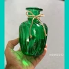 رنک سبز از گلدان ویدا در دست قرار گرفته است.