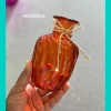 رنگ نارنجی گلدان ویدا در دست نگاه داشته شده است.