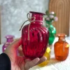 رنگ قرمز از گلدان بلور مدل ویدا در دست نگاه داشته شده است.