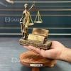 مجسمه جاکارتی فرشته عدالت در دست