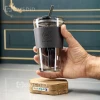 ماگ شیشه ای دور چرم سایز بزرگ در دست