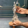 مجسمه ایستاده بانوی فرشته عدالت