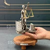 مجسمه جاکارتی عدالت رنگ نقره ای در دست