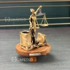 مجسمه جاکارتی عدالت رنگ طلایی