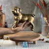مجسمه جفتی سگ بولداگ در دست