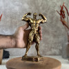 تصویر مجسمه مرد بدنساز در دست