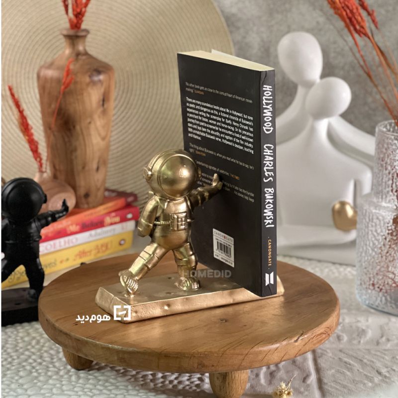 astronaut statue book holder design